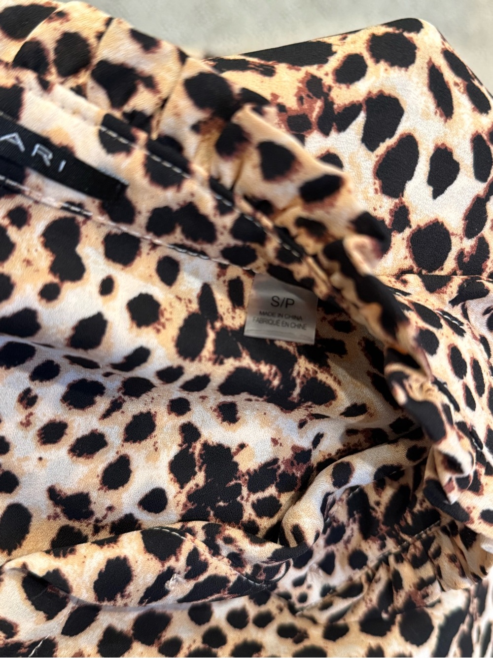 T Tahari Leopard Print Long Sleeve Button Down Blouse Women's Small - Picture 4 of 6